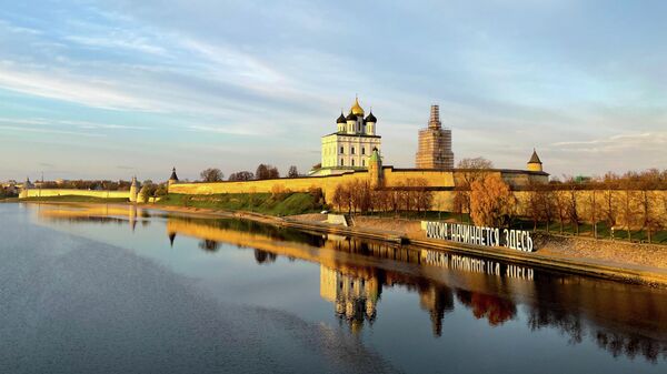 Вид на Псковский Кремль, Троицкий собор и реку Великая