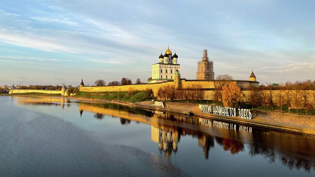 Вид на Псковский Кремль, Троицкий собор и реку Великая