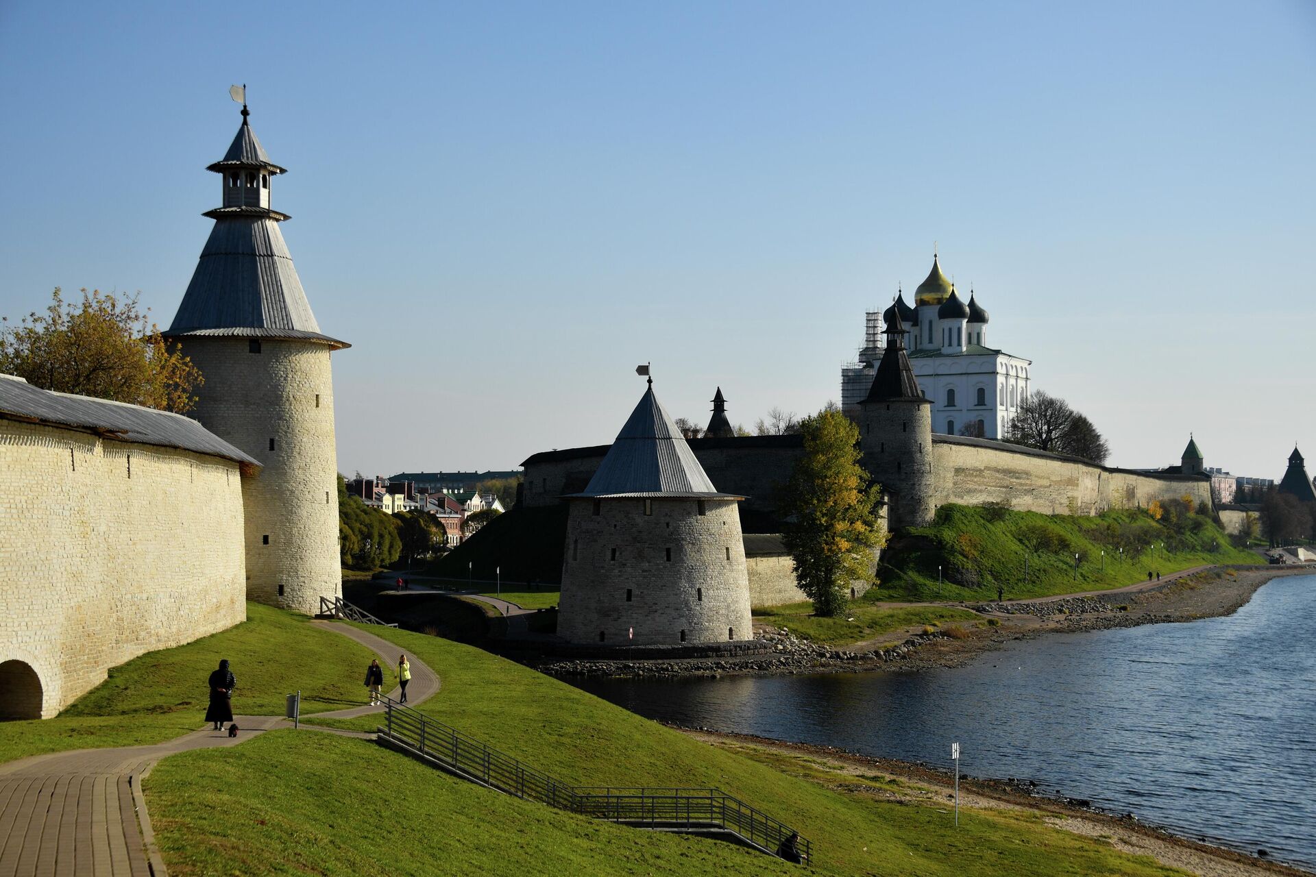 Вид на Псковский Кремль, Троицкий собор, Псковскую крепость и реку Великая в Пскове - РИА Новости, 1920, 14.07.2025