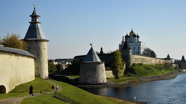 Вид на Псковский Кремль, Троицкий собор, Псковскую крепость и реку Великая в Пскове
