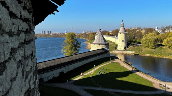 Вид на башни Псковского Кремля и реку Великая