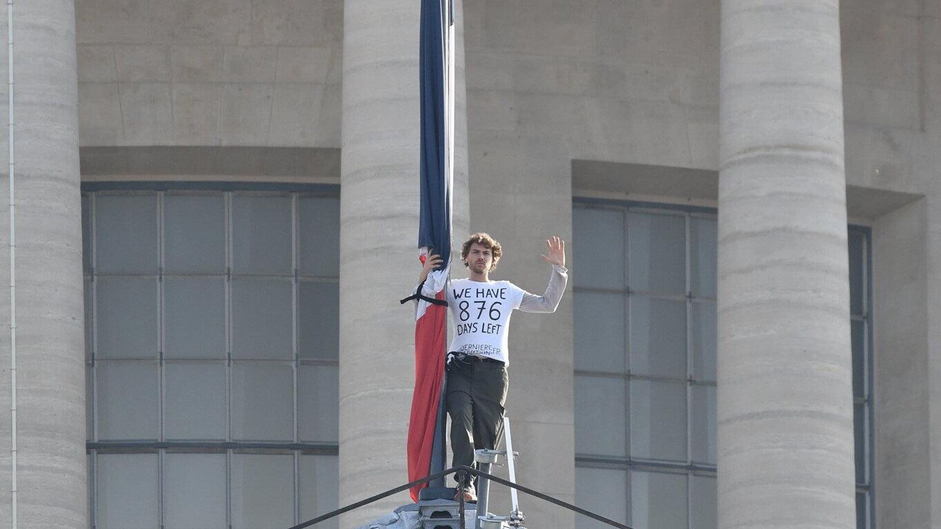 Эко-активист в Париже привязал себя к французскому флагу на крыше здания Пантеона  - РИА Новости, 1920, 31.10.2022