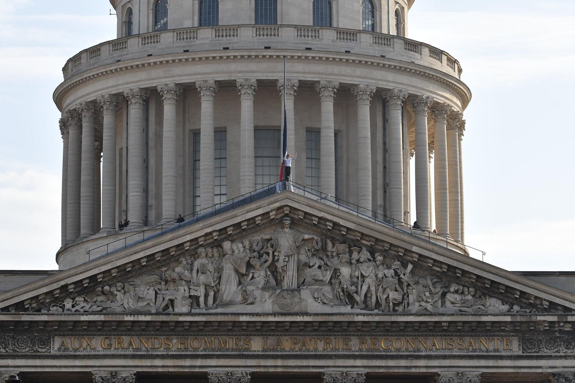 Эко-активист в Париже привязал себя к французскому флагу на крыше здания Пантеона  - РИА Новости, 1920, 31.10.2022