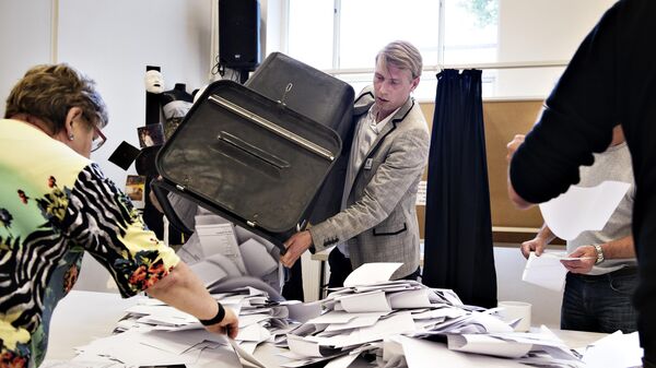 Подсчет бюллетеней в избирательном участке в Копенгагене 