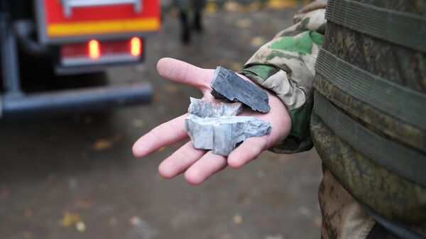 Осколки снаряда в руках сотрудника следственного комитета в Донецке