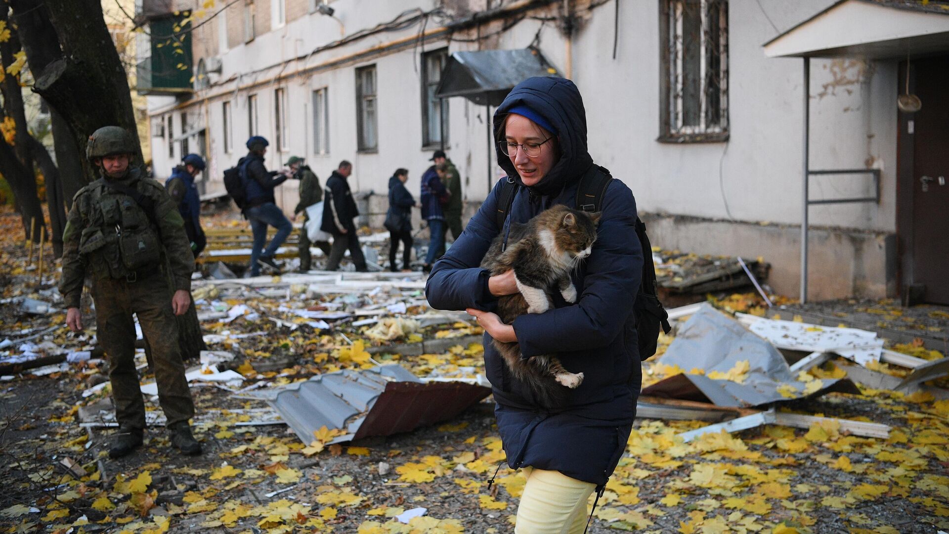 Девушка с кошкой возле жилого дома, поврежденного в результате обстрела со стороны ВСУ в Донецке - РИА Новости, 1920, 05.11.2022