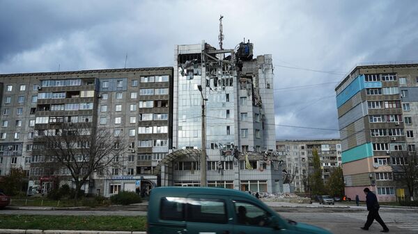 Здание гостиницы, поврежденное в результате обстрела ВСУ из РСЗО HIMARS Алчевска. 31 октября 2022
