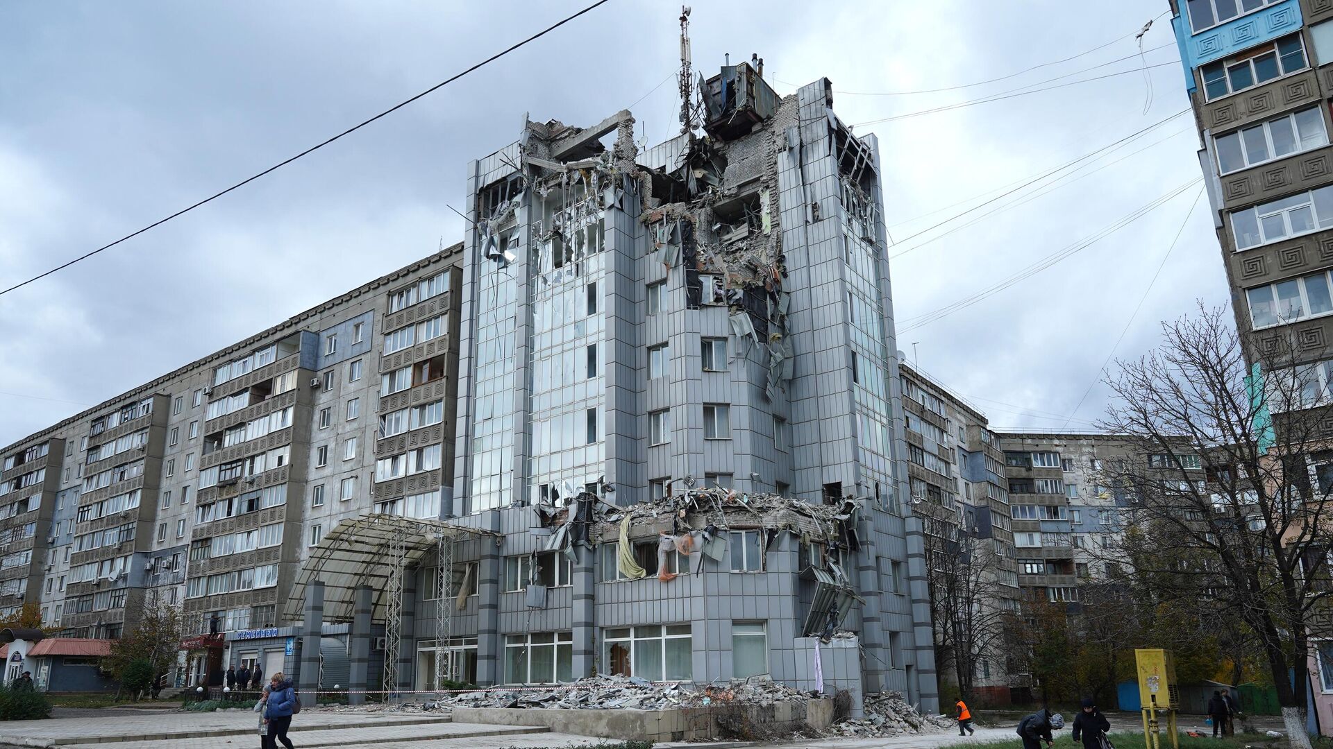 Здание гостиницы, поврежденное в результате обстрела ВСУ из РСЗО HIMARS Алчевска - РИА Новости, 1920, 14.12.2022