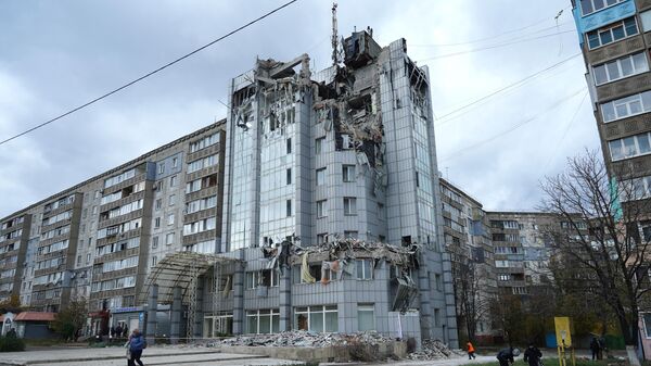 Здание гостиницы, поврежденное в результате обстрела ВСУ из РСЗО HIMARS Алчевска