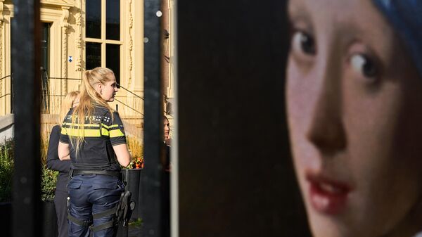 Сотрудники полиции около галереи Маурицхëйс после попытки вандализма над картиной Яна Вермеера Девушка с жемчужной сережкой