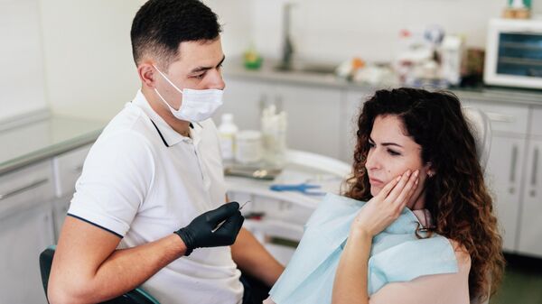 Женщина с зубной болью у стоматолога
