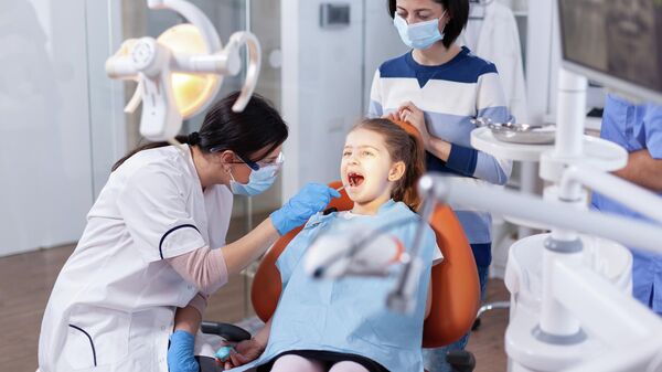 Девочка на приеме у стоматолога