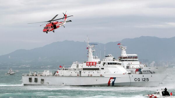 Вертолет и корабли береговой охраны Тайваня
