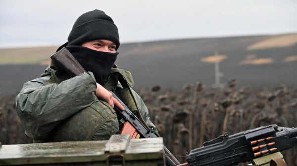 Военнослужащий Народной милиции ЛНР во время несения службы в Харьковской области