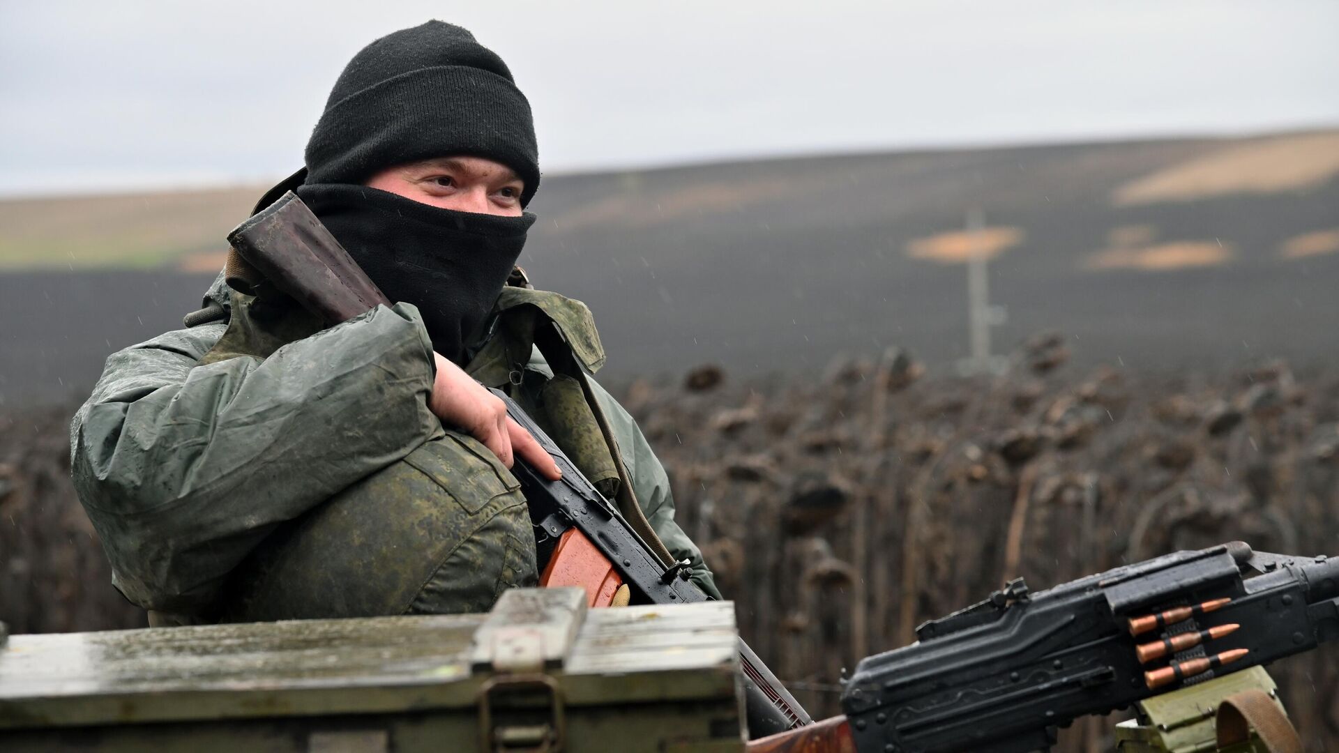 Военнослужащий Народной милиции ЛНР во время несения службы в Харьковской области - РИА Новости, 1920, 10.12.2022