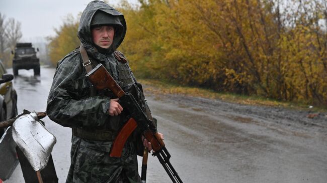 Военнослужащий Народной милиции ЛНР на блокпосту