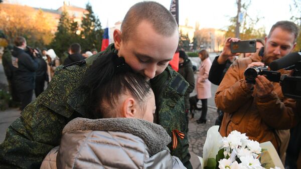 Военнослужащий, освобожденный из украинского плена, во время встречи со своими близкими в Амвросиевке