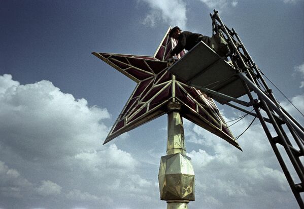 Бригадир верхолазов Мосэнерго М. Н. Матюшкин во время ремонтных работ у звезды на Троицкой башне Кремля. 1967 год
