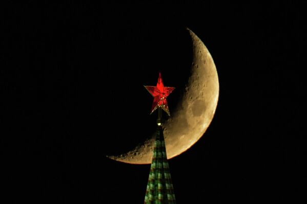 Луна над Спасской башней Московского Кремля