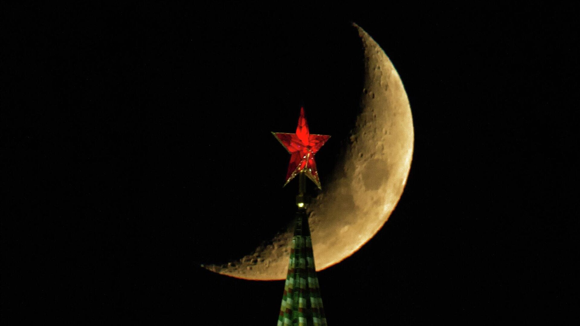 Луна над Спасской башней Московского Кремля2