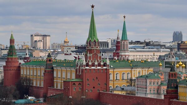 Вид на башни Московского Кремля со смотровой площадки храма Христа Спасителя в Москве
