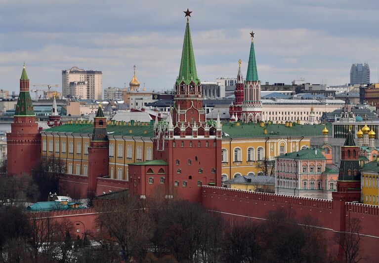 Вид на башни Московского Кремля со смотровой площадки храма Христа Спасителя в Москве