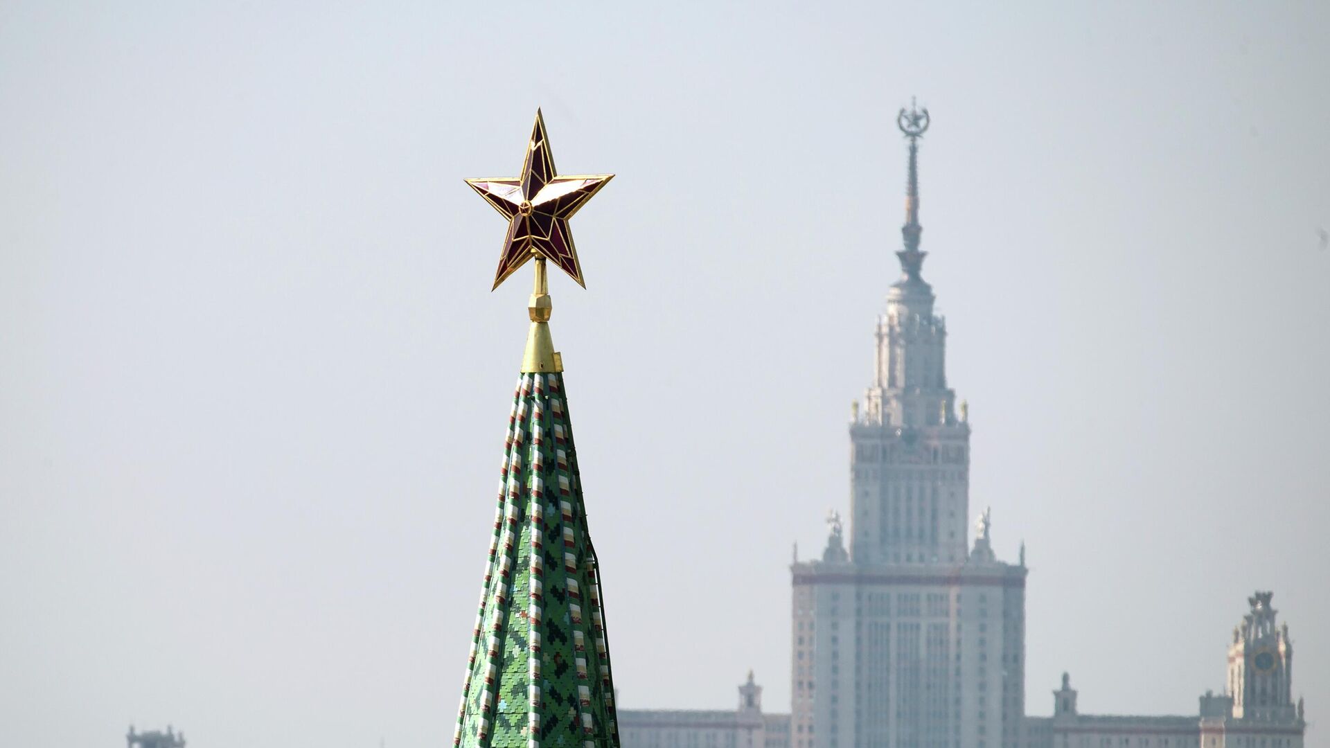 Рубиновая звезда на башне Московского Кремля и главное здание Московского государственного университета имени М. В. Ломоносова - РИА Новости, 1920, 28.12.2022