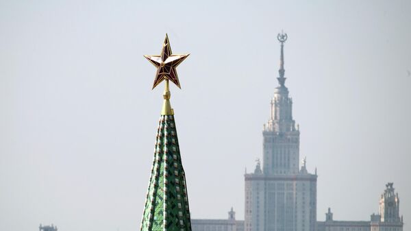 Pвезда на башне Московского Кремля и главное здание Московского государственного университета имени М. В. Ломоносова