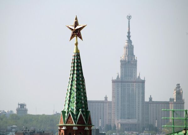 Рубиновая звезда на башне Московского Кремля и главное здание Московского государственного университета имени М. В. Ломоносова