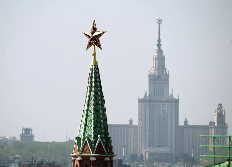 Рубиновая звезда на башне Московского Кремля и главное здание Московского государственного университета имени М. В. Ломоносова Рубиновая звезда на башне Московского Кремля и главное здание Московского государственного университета имени М. В. Ломоносова
