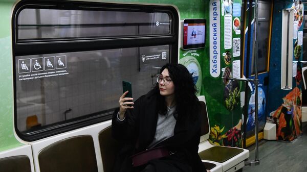 Девушка в вагоне брендированного поезда Дальневосточный экспресс Московского метрополитена