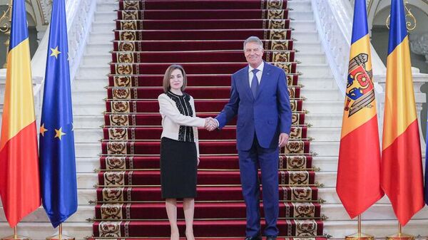 Президент Молдовы Майя Санду и президент Румынии Клаус Йоханнис во время встречи