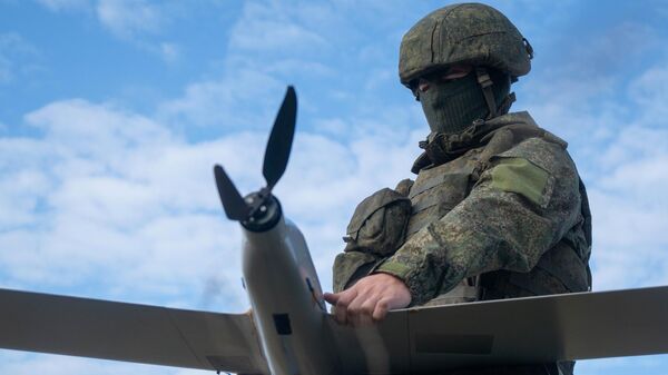 Военнослужащий ВС РФ запускает разведывательный беспилотный летательный аппарат 
