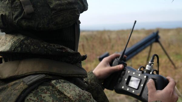 Военнослужащий ВС РФ во время запуска беспилотников-разведчиков и дронов-камикадзе