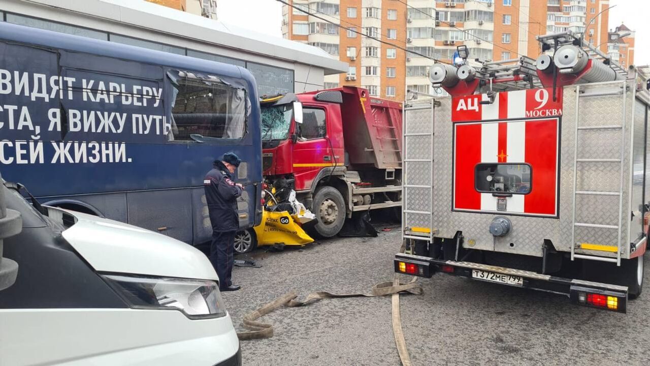 Водитель грузовика, раздавившего машину такси в Москве, уснул за рулем -  РИА Новости, 03.11.2022