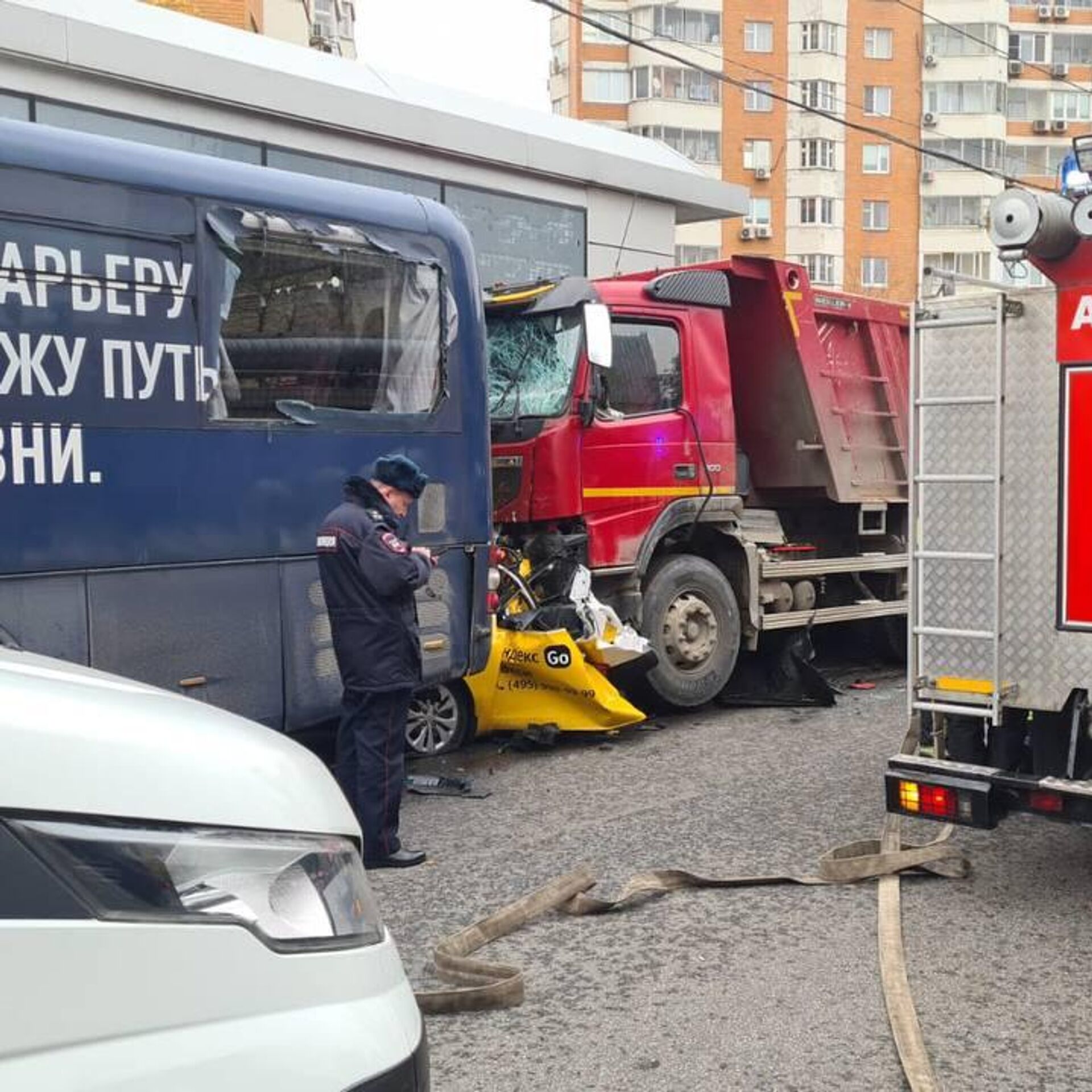 Водитель грузовика, раздавившего машину такси в Москве, уснул за рулем -  РИА Новости, 03.11.2022