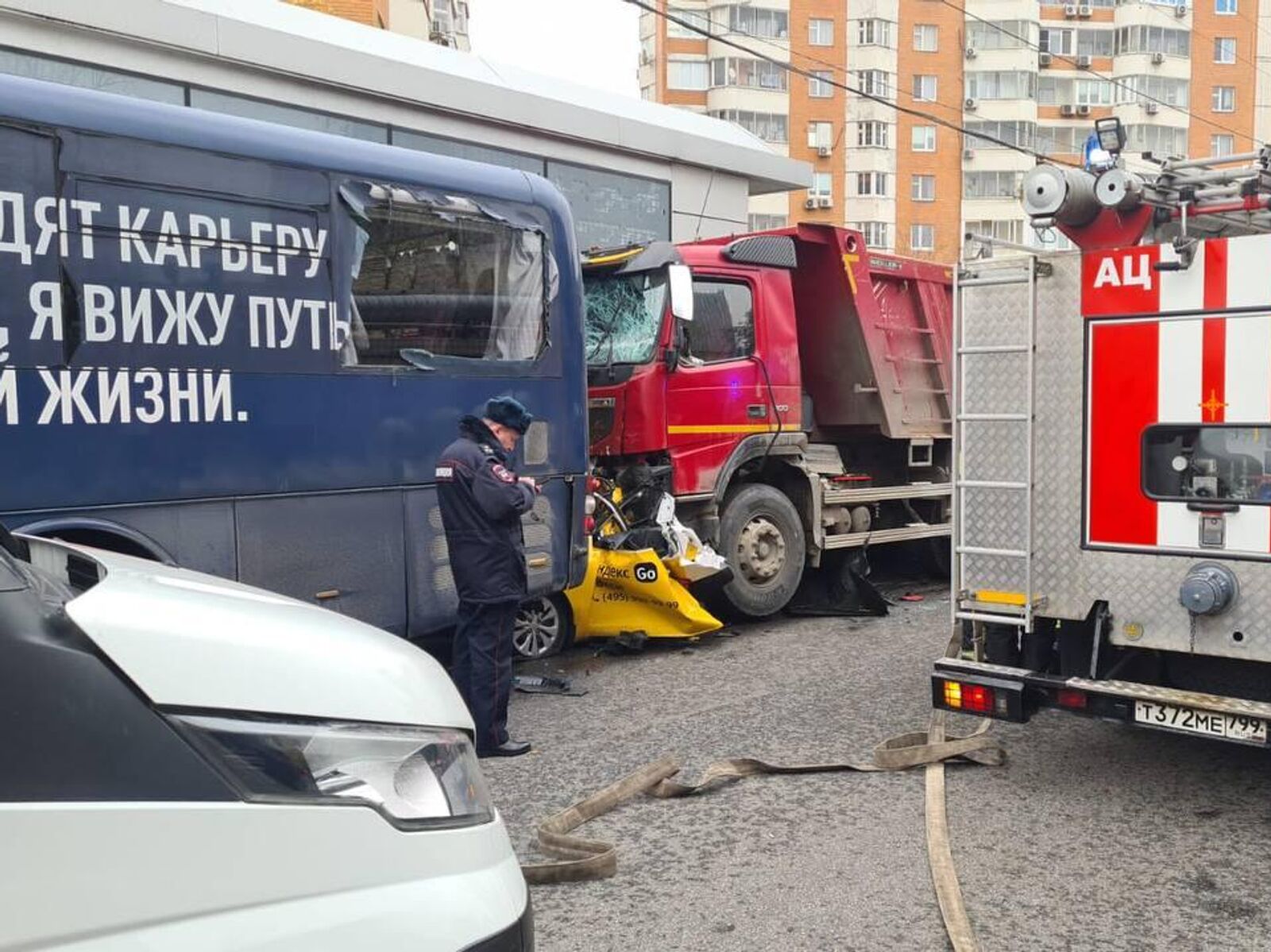 В Москве грузовик раздавил такси - РИА Новости, 02.11.2022