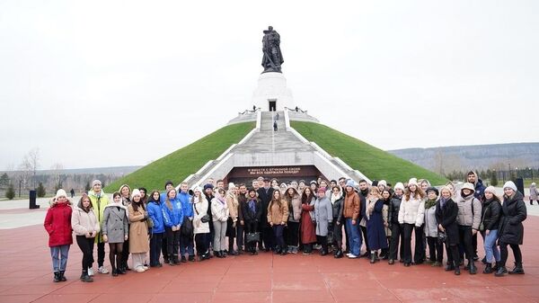 Губернатор Кемеровской области Сергей Цивилев провел экскурсию для кузбасских студентов по мемориалу воину-освободителю