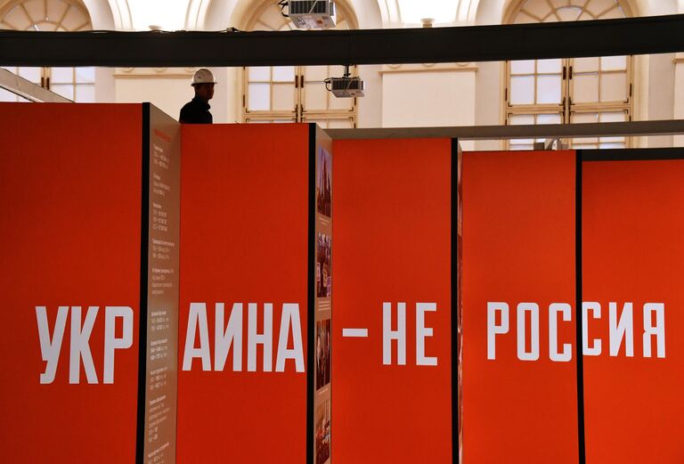 Монтаж выставки Украина. На переломах эпох в ЦВЗ Манеж в Москве Монтаж выставки Украина. На переломах эпох в ЦВЗ Манеж в Москве