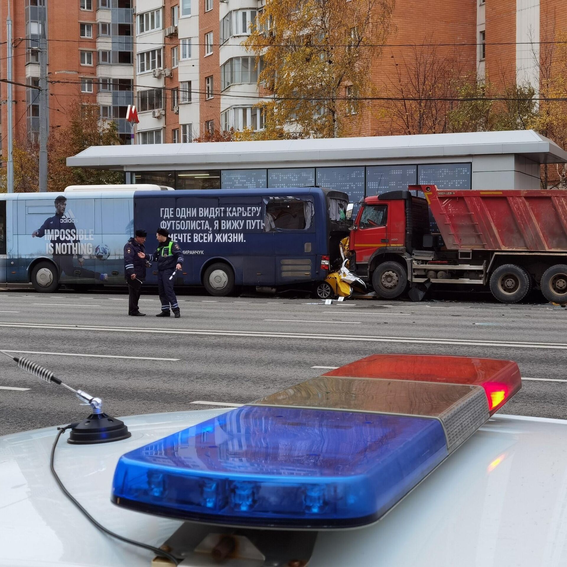 Водитель грузовика, раздавившего такси в Москве, попросил прощения - РИА  Новости, 03.11.2022