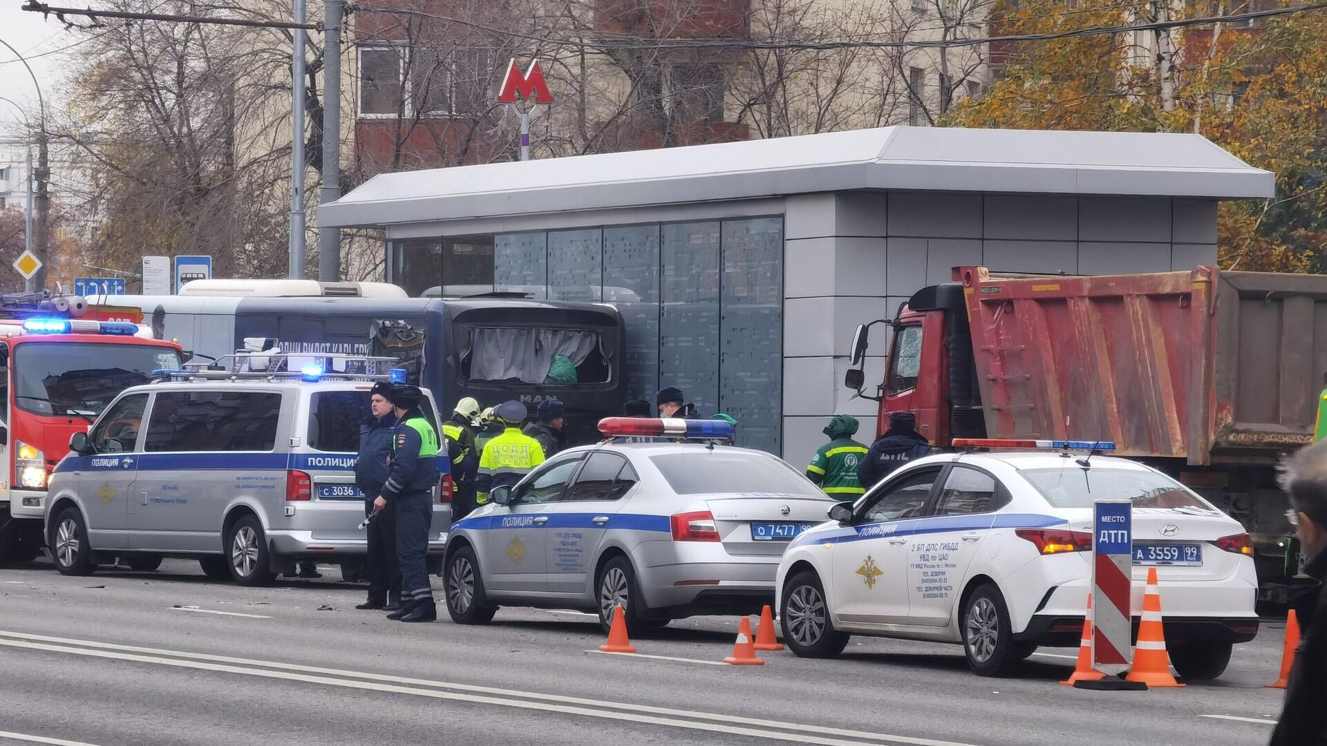 Полицейские на месте ДТП с участием грузовика, такси и автобуса на улице 1905 года в Москве. 2 ноября 2022 - РИА Новости, 1920, 02.11.2022