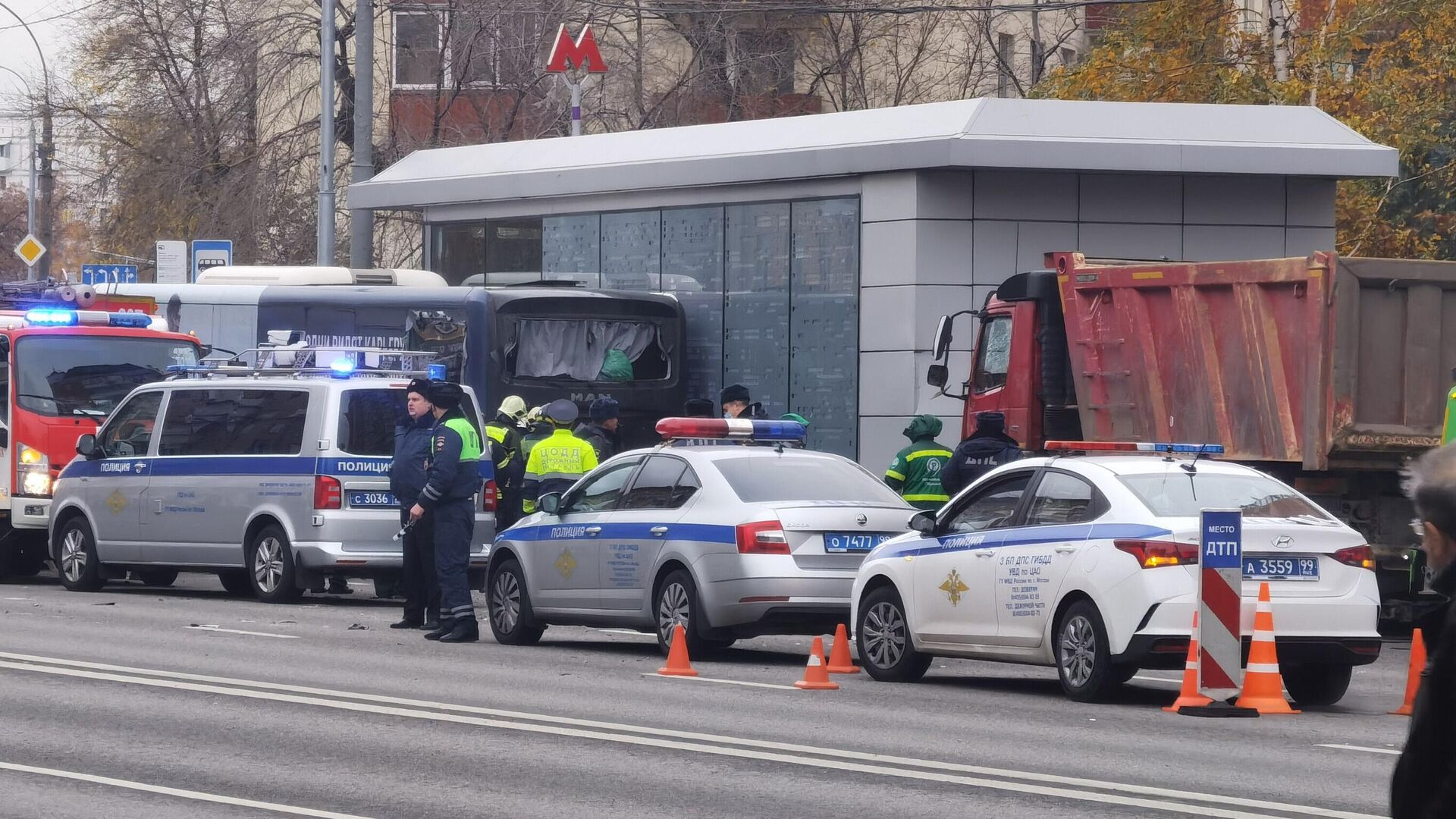 Полицейские на месте ДТП с участием грузовика, такси и автобуса на улице 1905 года в Москве. 2 ноября 2022 - РИА Новости, 1920, 02.11.2022