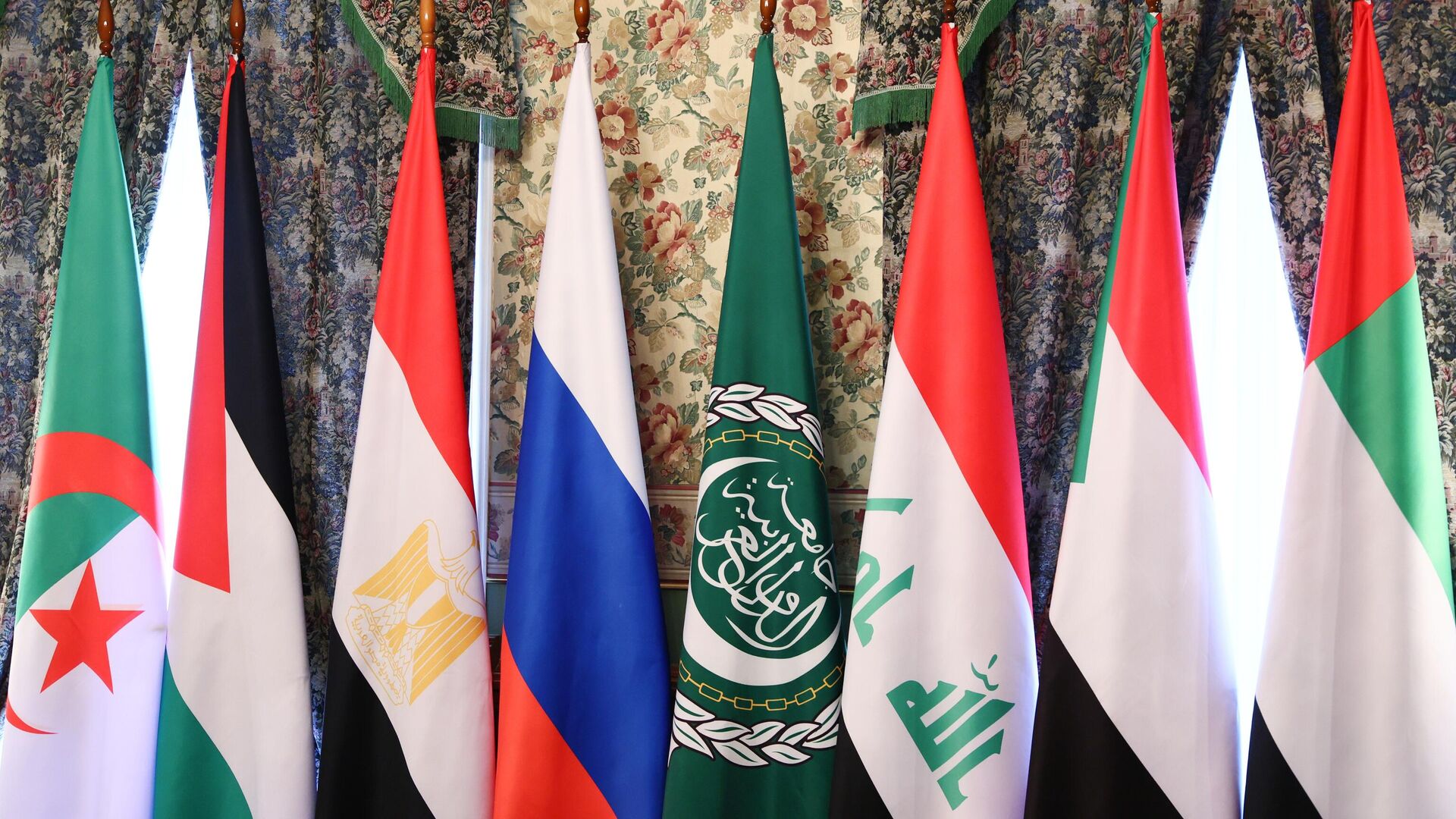 Флаги Алжира, Иордании, Египта, России, Лиги арабских государств, Ирака, Судана и ОАЭ - РИА Новости, 1920, 02.11.2022