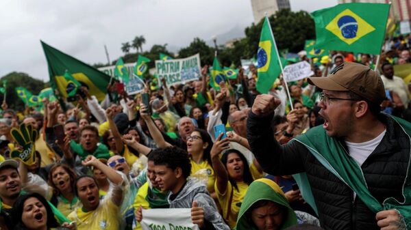 Cторонники президента Бразилии Жаира Болсонару в центре Рио-де-Жанейро