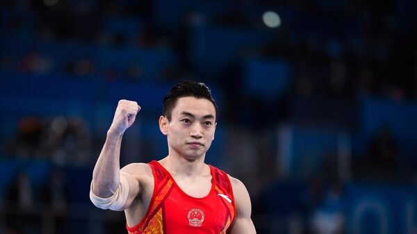Цзинюань Цзоу (Китай) после выполнения упражнений на параллельных брусьях в финале соревнований по спортивной гимнастике среди мужчин на XXXII летних Олимпийских играх.