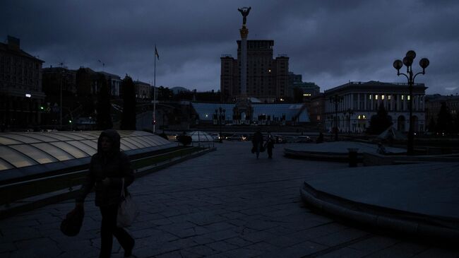 Люди идут по площади Независимости в Киеве