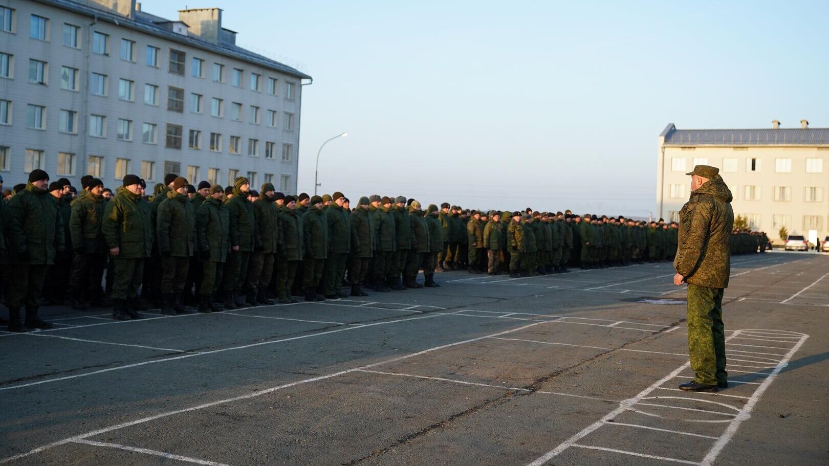 Губернатор Кемеровской области Сергей Цивилев посетил учебный центр в Юрге, где проходят подготовку кузбасские мобилизованные - РИА Новости, 1920, 03.11.2022