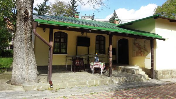 Во дворе музея Льва Толстого. Когда здесь была почтовая станция, двор занимали экипажи и дилижансы