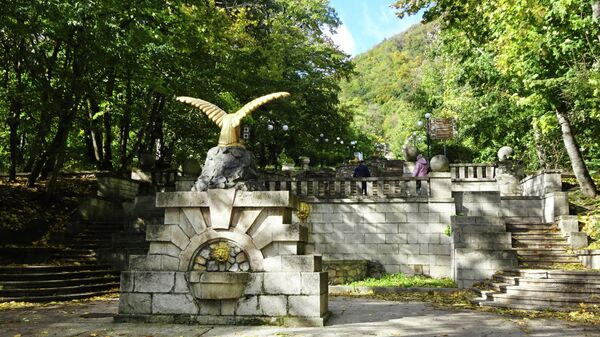 Каскадная лестница раньше заканчивалась у скульптуры орла.