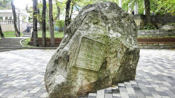 Камень весом почти 28 тонн, упавший с горы Железная в 1892 году